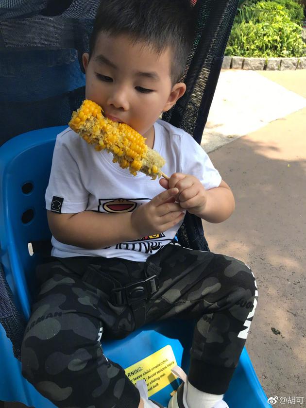 安吉小鱼儿兄弟比赛吃玉米 一个豪放一个矜持