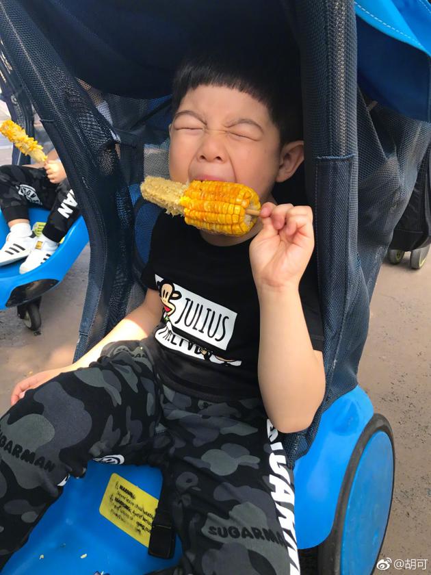 安吉小鱼儿兄弟比赛吃玉米 一个豪放一个矜持