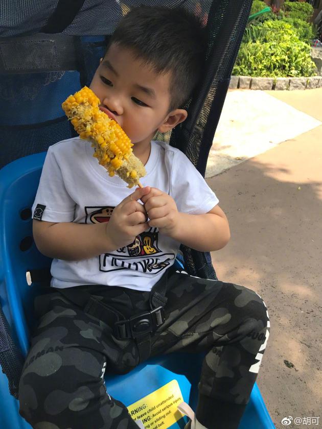 安吉小鱼儿兄弟比赛吃玉米 一个豪放一个矜持