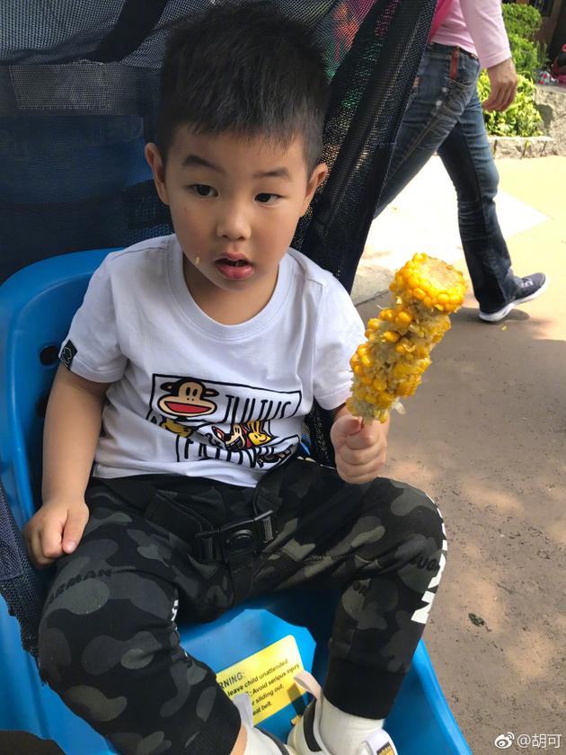 安吉小鱼儿兄弟比赛吃玉米 一个豪放一个矜持