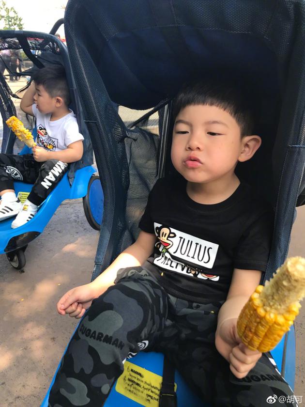 安吉小鱼儿兄弟比赛吃玉米 一个豪放一个矜持