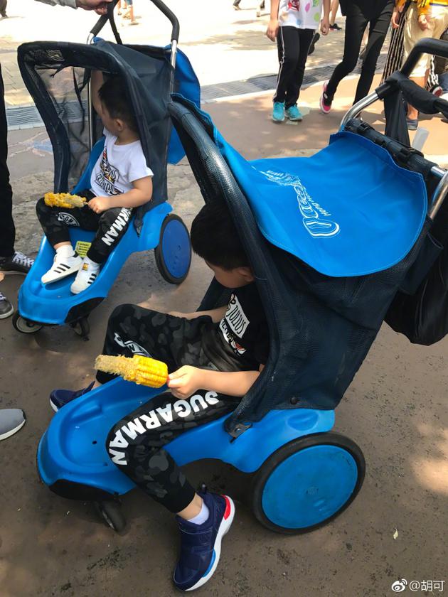 安吉小鱼儿兄弟比赛吃玉米 一个豪放一个矜持