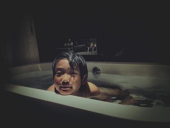 曹格晒8岁儿子出浴照头发微湿眼神迷蒙男人味足