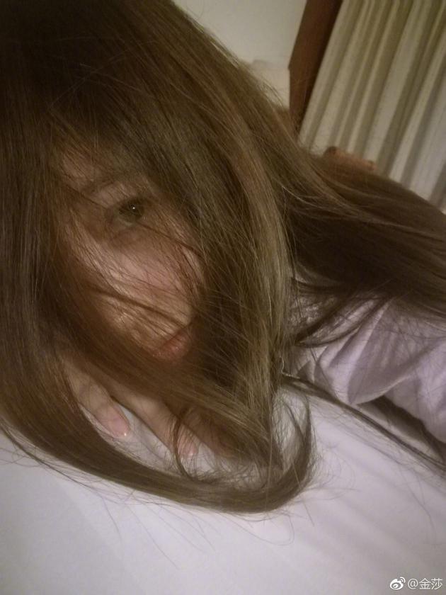 金莎清晨素颜微笑卖萌 肤白貌美清纯可人