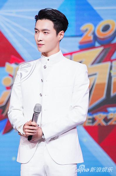 张艺兴一袭白色高定中山装出席