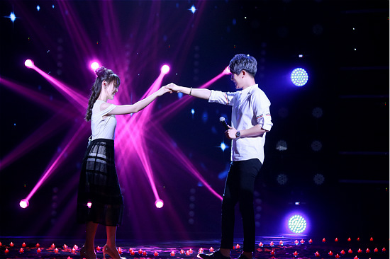 曹寅与朱靖佳牵手对唱