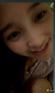 金莎清晨素颜微笑卖萌 肤白貌美清纯可人