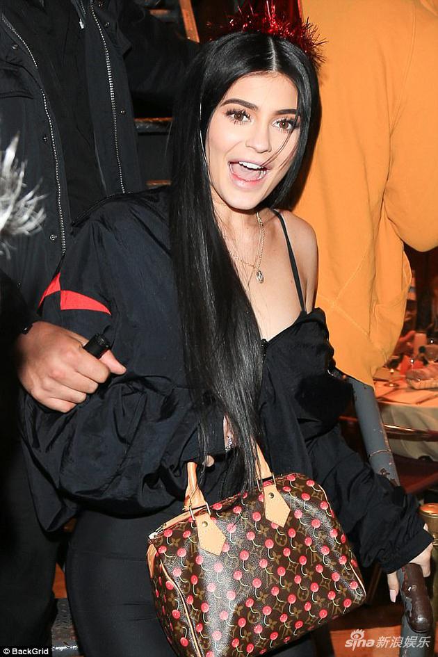 据国外媒体报道,与前男友tyga彻底分手的凯莉-詹娜(kylie jenner)和