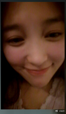 金莎清晨素颜微笑卖萌 肤白貌美清纯可人