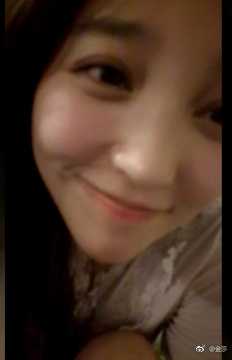 金莎清晨素颜微笑卖萌 肤白貌美清纯可人