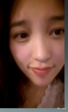 金莎清晨素颜微笑卖萌 肤白貌美清纯可人