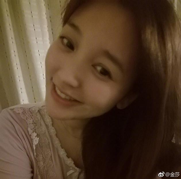 金莎清晨素颜微笑卖萌 肤白貌美清纯可人