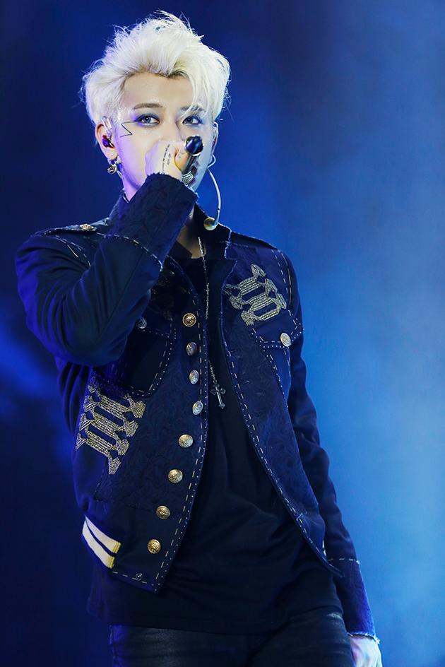 黄子韬上演制服诱惑