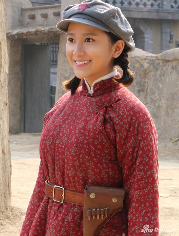 媒体探班《决战1936》 解惠清穿小红袄可爱又呆萌