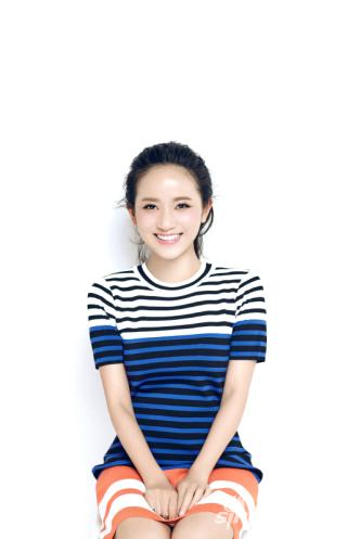 媒体探班《决战1936》 解惠清穿小红袄可爱又呆萌