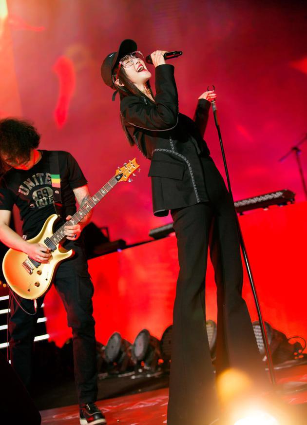 谭维维再获双奖 英气魅惑献唱《地狱就是天堂》