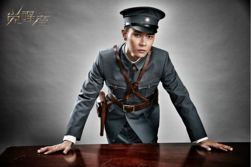 张丹峰觉醒者剧照曝光制服硬照荷尔蒙爆发