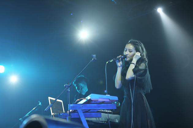 主唱法兰身穿蔡宜芬设计服装