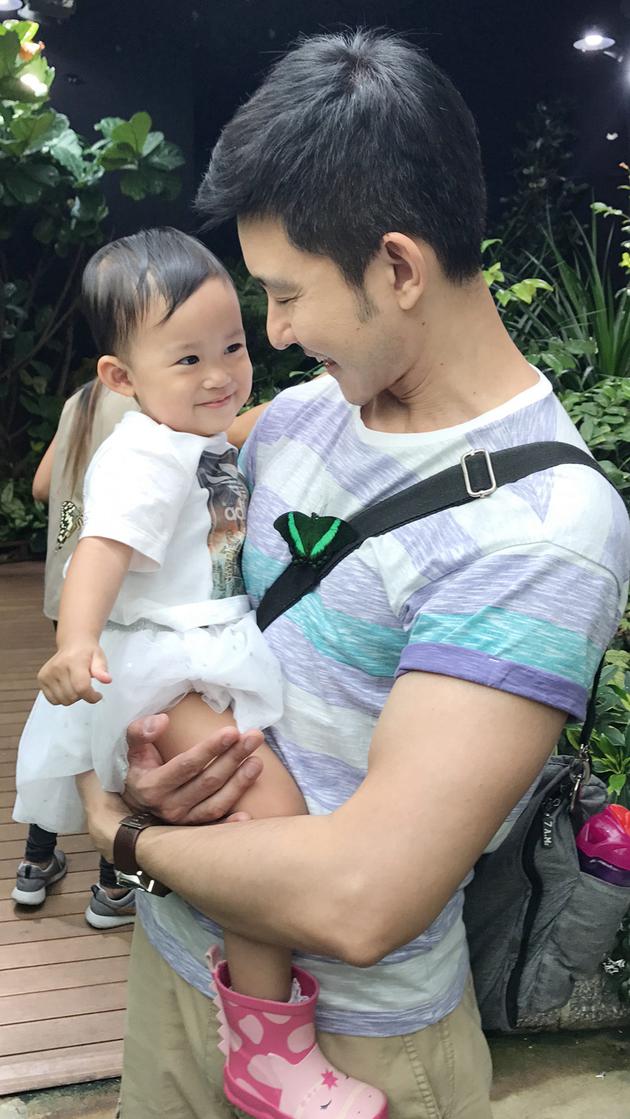 立威廉带女儿harper看蝴蝶展