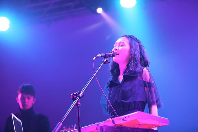 蔡宜芬为主唱法兰量身打造一套概念服装