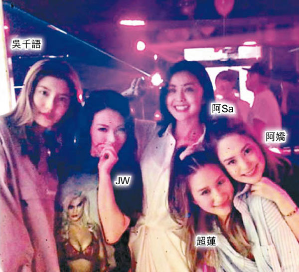 有网友留言:阿娇与何超莲像两姐妹。