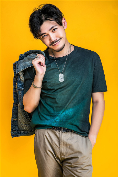 姜山《铁血将军》反差萌 硬汉搞笑两不误