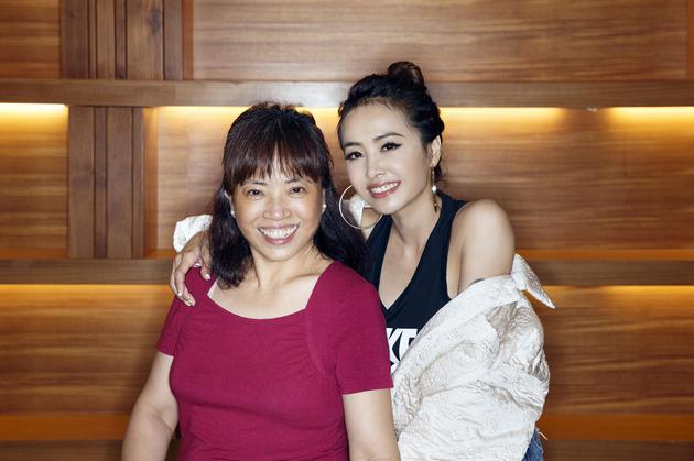 蔡依林(右)把歌曲送给妈妈