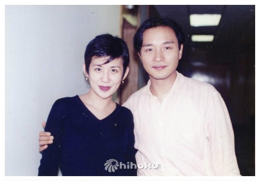 张国荣旧照曝光！与吴君如相拥对视关系超好