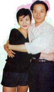 张国荣旧照曝光！与吴君如相拥对视关系超好
