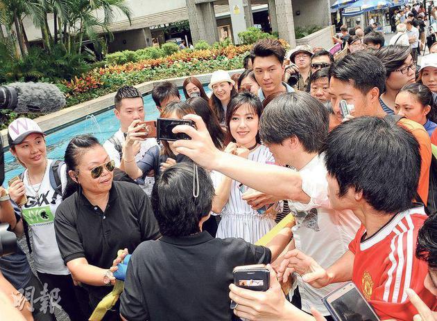 唐诗咏现身中环宣传新剧被大批市民包围，“暖男Saving”王浩信当然要护花。