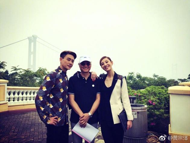 黄宗泽拍戏杀青感谢郑希怡两人友爱合照关系超好