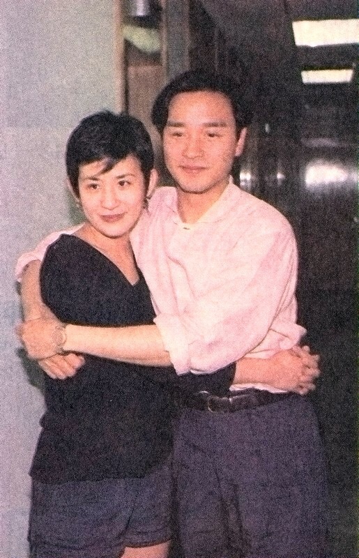 张国荣旧照曝光！与吴君如相拥对视关系超好