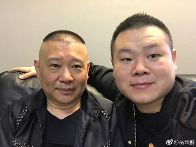 岳云鹏晒与郭德纲搭肩照 网友：你师父的脸比你小