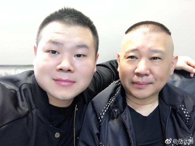 岳云鹏晒与郭德纲搭肩照 网友：你师父的脸比你小