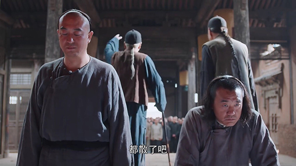 张嘉译何冰祠堂下跪