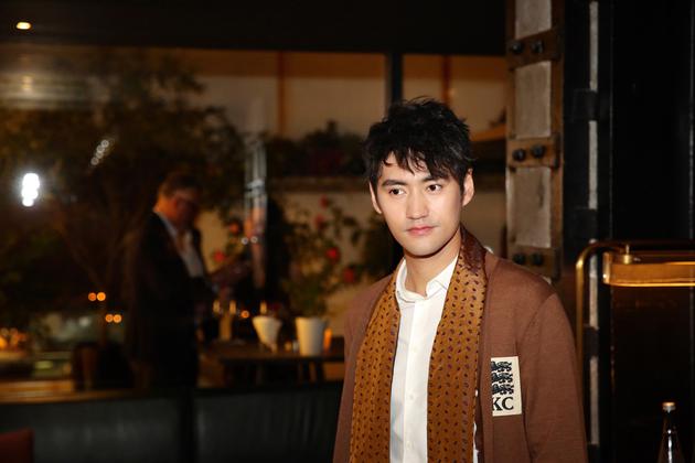 袁弘贝克汉姆合影袁弘于贝克汉姆晚宴新浪娱乐讯 近日,袁弘[微博]受邀