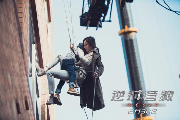 杨幂废校墙外高空威亚