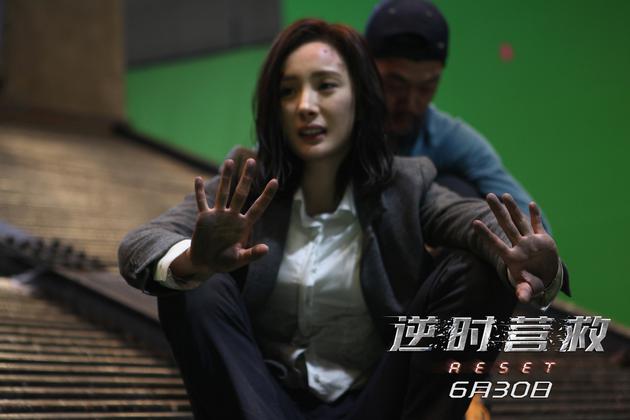 杨幂垃圾场翻滚手掌变黑