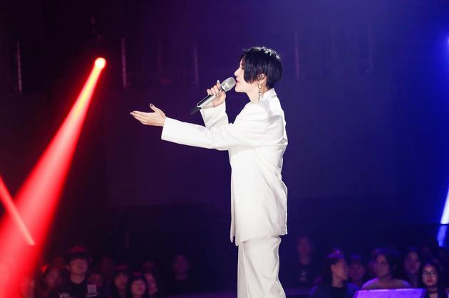 尚雯婕与歌迷默契合唱