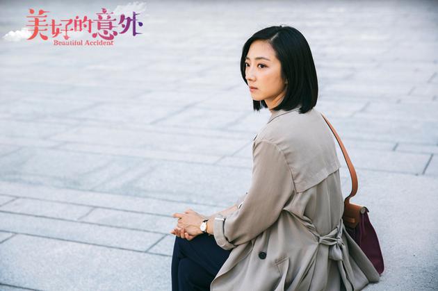 美好的意外 桂纶镁独坐路边