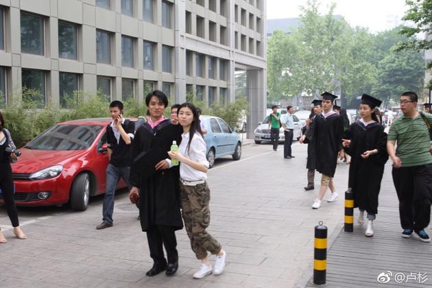 郑爽同窗晒多张与男同学合影 实力辟谣初恋事件