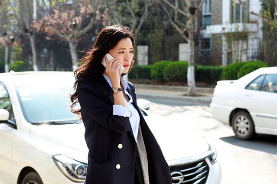 傅晶饰演关晓智