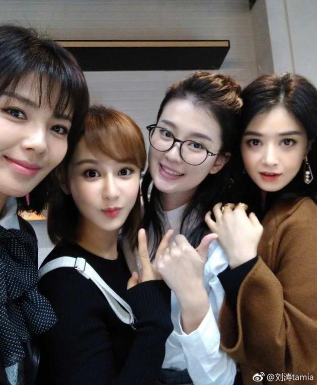 四美合影不见王子文 刘涛喊话:又向唐长老求爱了?