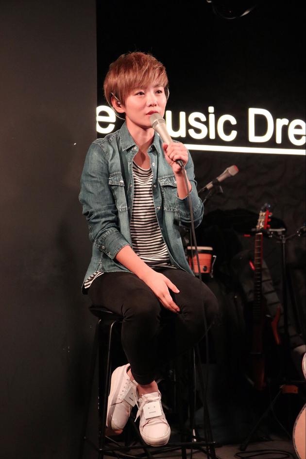 许飞献唱经典回忆童年趣事 带头"吐槽"妈妈