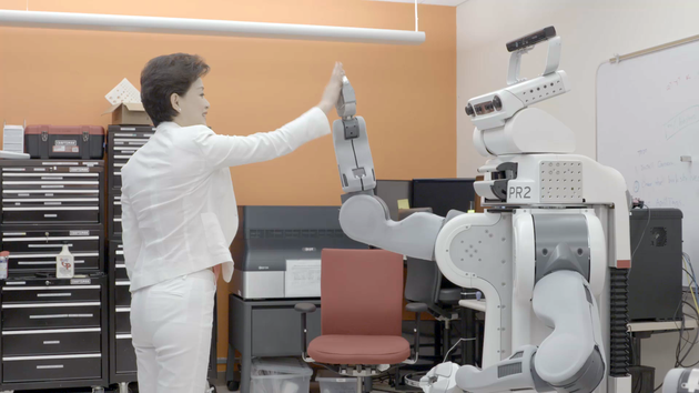 杨澜与机器人high five