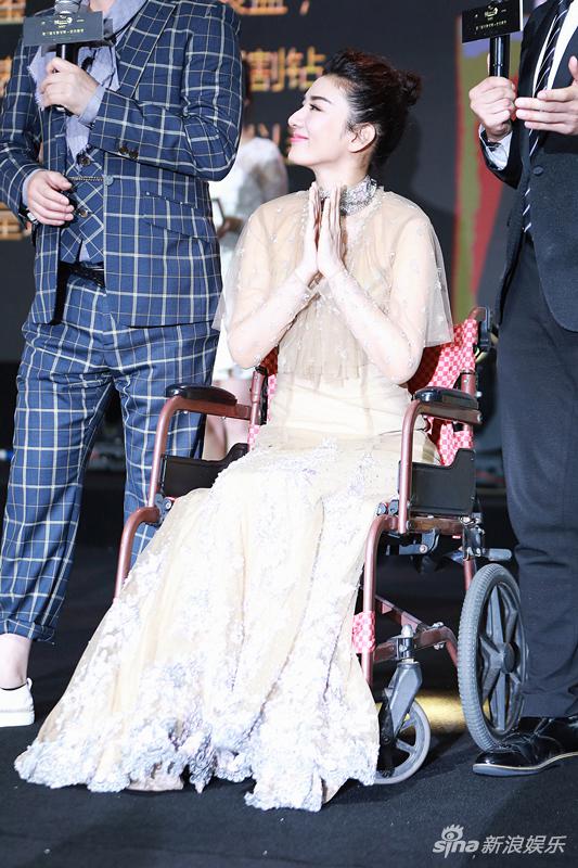 黄奕坐轮椅亮相慈善晚宴 捐献物品成首个封顶拍品|黄奕|明星|慈善