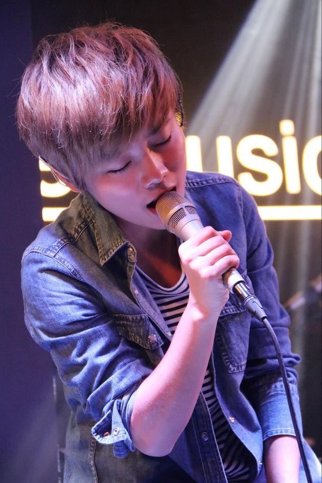 许飞献唱经典回忆童年趣事 带头"吐槽"妈妈