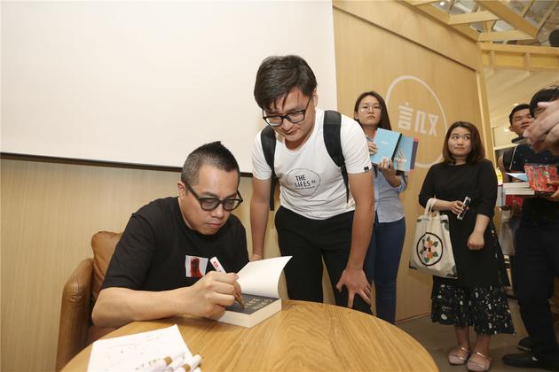 彭浩翔导演为读者签名