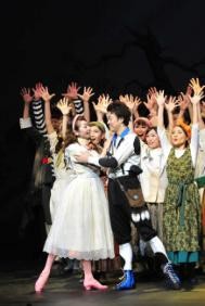 日本四季剧团《想变成人的猫》剧照