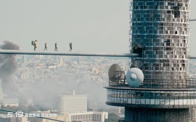 超级英雄潜入磁场中心